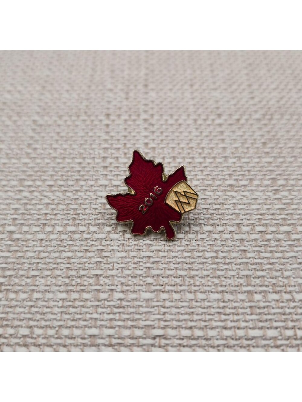 2016 Rocky Mountaineer Train Canada Red Maple Leaf Souvenir Lapel Pin A8036